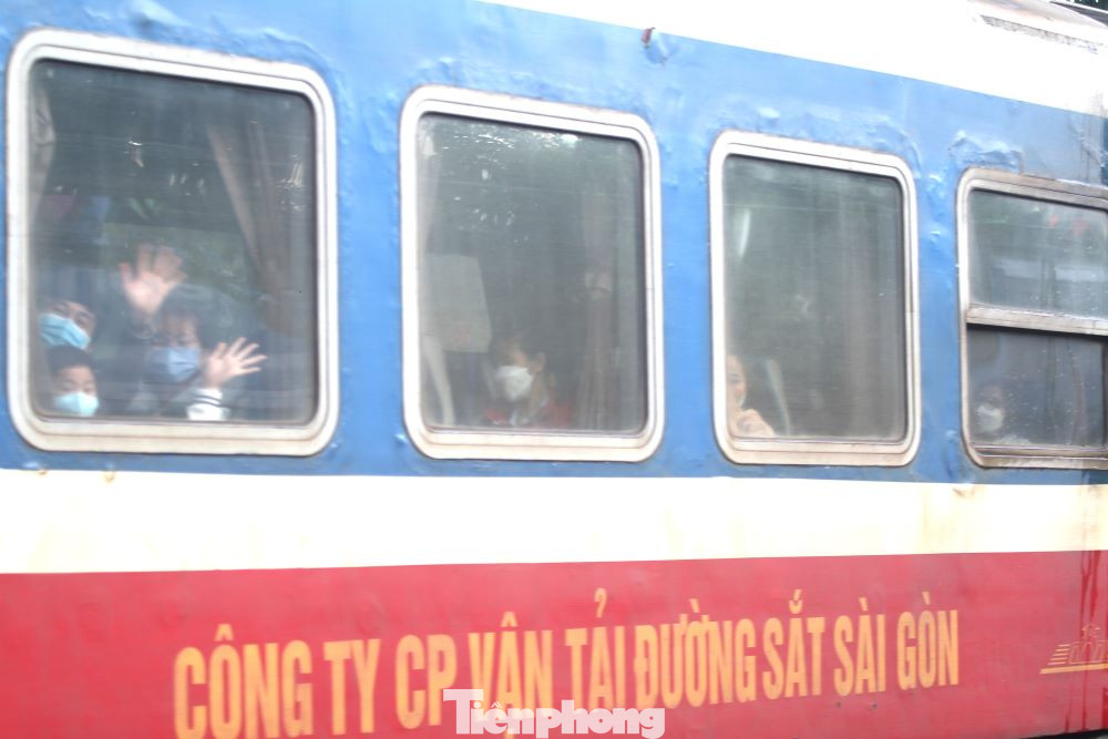 Tàu lăn bánh đưa công nhân lao động về quê