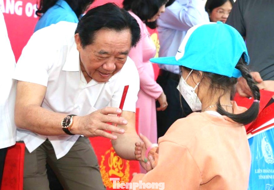 Tại khu vực nhà ga, lãnh đạo tỉnh Bình Dương đã tặng quà, lì xì cho công nhân với lời chúc năm mới an khang, thịnh vượng. Ông Nguyễn Hoàng Thao – Phó Bí thư Thường trực Tỉnh ủy Bình Dương gửi lời cảm ơn đến công nhân lao động và mong muốn sau Tết, tất cả lại trở vào Bình Dương để làm việc.