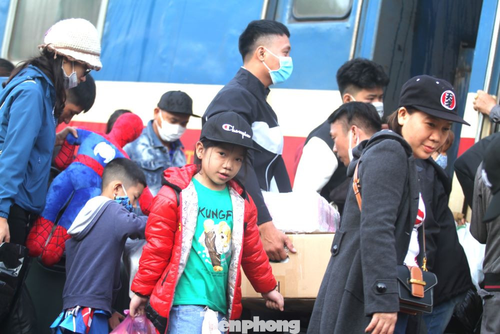 Các bé vui mừng khi được lên tàu về quê ăn Tết