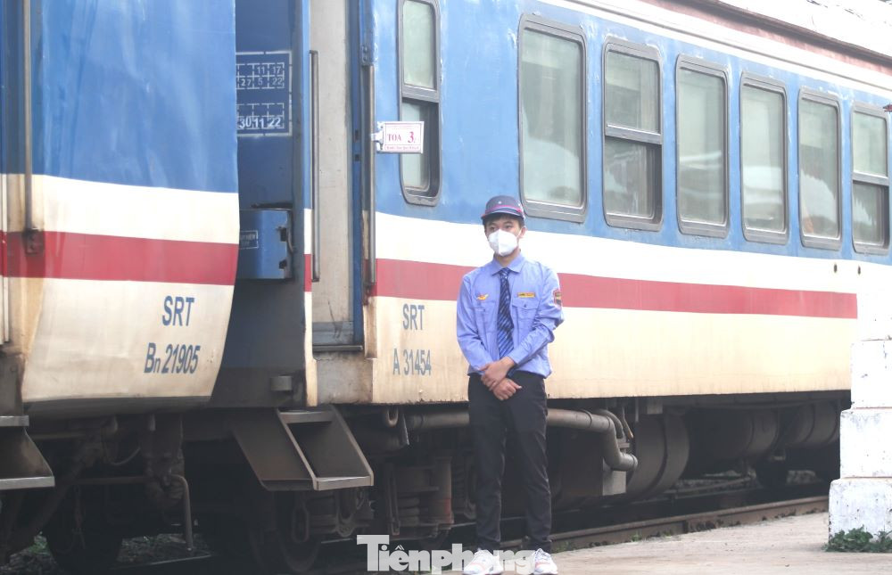 Tàu đáp sân ga, sẵn sàng đón công nhân về quê