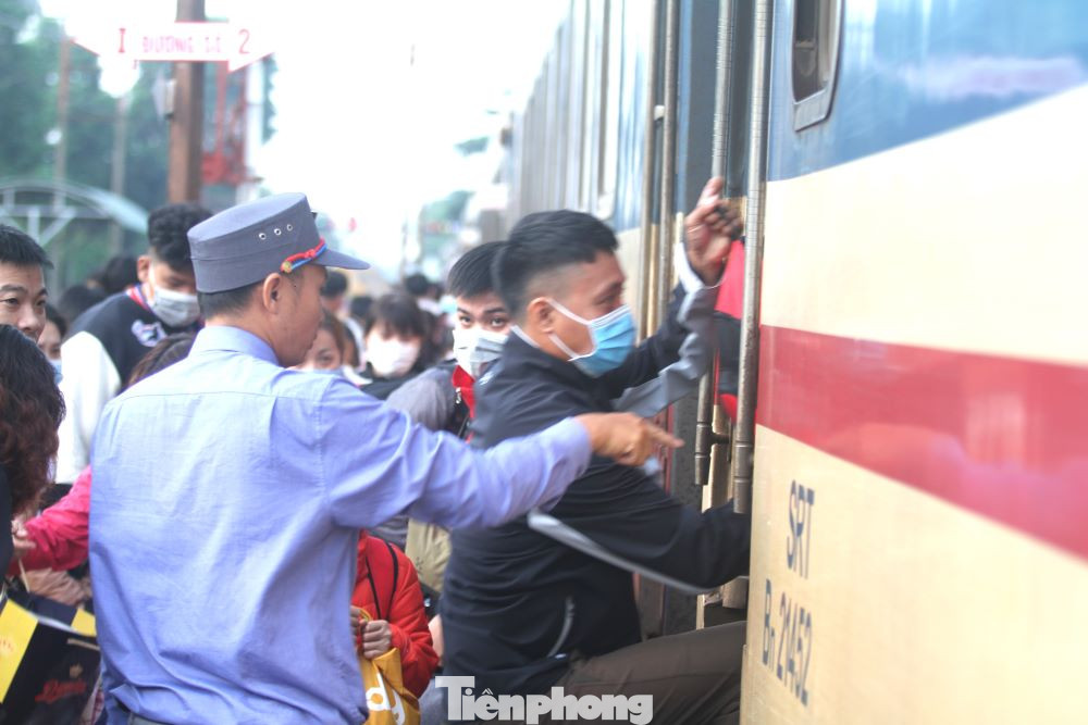 Đáp lại tình cảm của lãnh đạo tỉnh Bình Dương, anh Nguyễn Thành Khanh (công nhân quê Thanh Hóa) cho biết, thật sự xúc động khi cầm trên tay chiếc vé tàu và món quà vào dịp Tết. “Sống và làm việc ở Bình Dương 8 năm, luôn được địa phương quan tâm, động viên và tặng quà những lúc cần nhất. Bình Dương thật sự là quê hương thứ hai của tôi”. Anh Khanh nói.