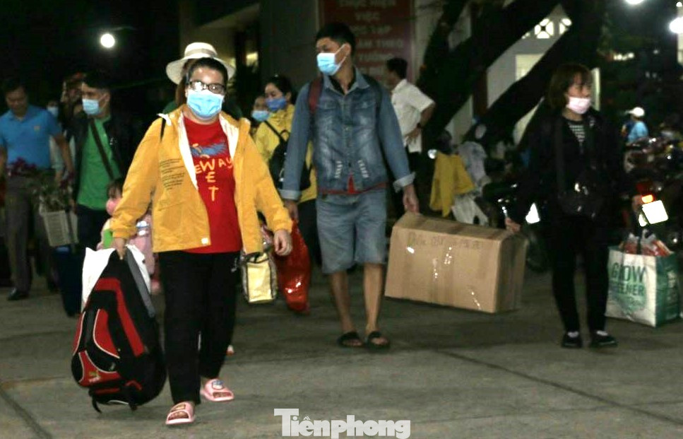 Chuyến tàu khởi hành lúc 6h30 ngày 13/1 nhưng 4h sáng đã có hàng trăm công nhân lao động đến nhà ga Dĩ An (Bình Dương) ngồi chờ.