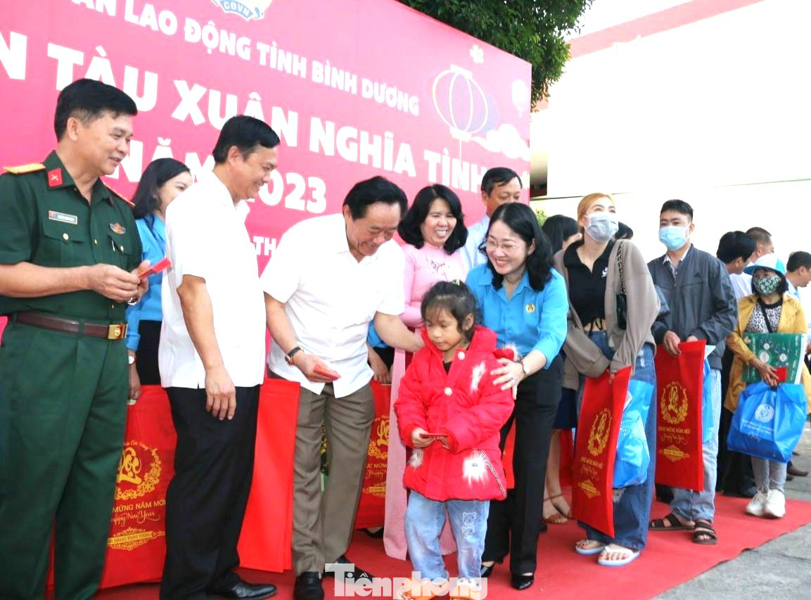 “Bình Dương phát triển có phần đóng góp rất lớn từ công nhân lao động. Địa phương đặc biệt quan tâm đến đời sống của công nhân, không để ai bị bỏ lại phía sau. Những món quà tuy không lớn nhưng đó là tình cảm, sự quan tâm, chia sẻ hết mức có thể. Cảm ơn và chúc mọi người thượng lộ bình an”, ông Nguyễn Hoàng Thao – Phó Bí thư Thường trực Tỉnh ủy Bình Dương bày tỏ.