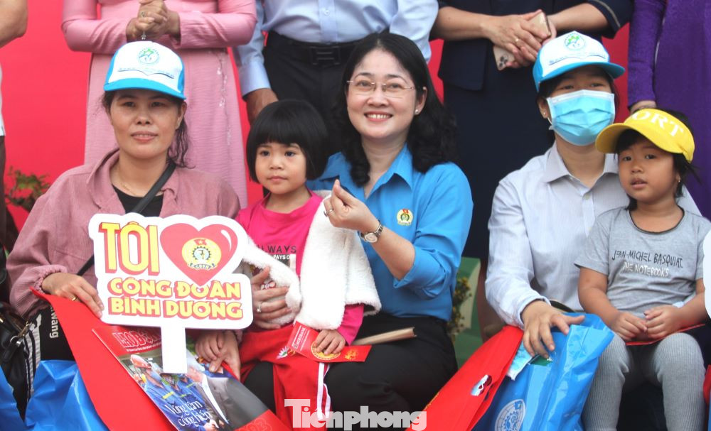 Chủ tịch LĐLĐ tỉnh Bình Dương Nguyễn Kim Loan (giữa) tiễn công nhân lao động về quê ăn Tết