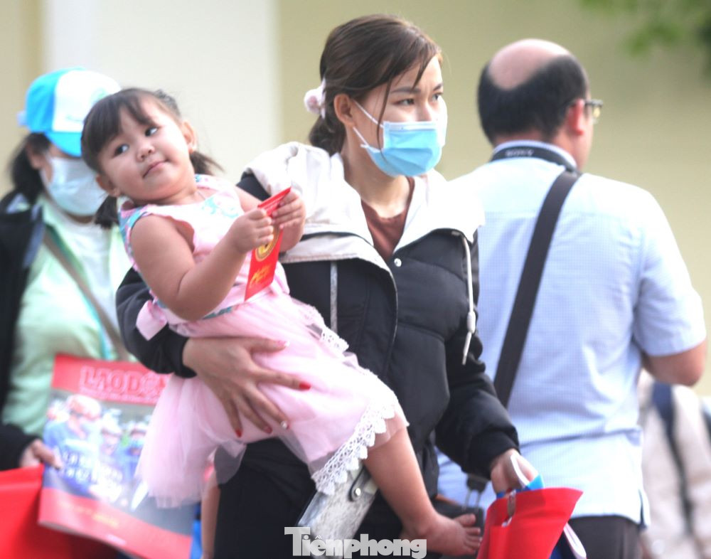 “Gia đình dậy từ lúc 3h sáng để ra ga. Tôi vui lắm vì 4 năm chưa về quê rồi. Hoàn cảnh gia đình khó khăn nên việc đi lại tốn kém nhiều chi phí, mấy năm trước không dám về quê. Năm nay được tặng vé tàu, vợ chồng quyết định về quê”, chị Trần Thị Lan (quê Nam Định) chia sẻ.