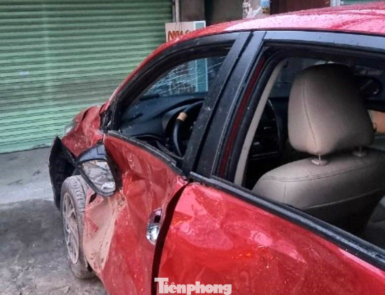 Ô tô con bị xe tải tông hư hỏng Ô tô con bị xe tải tông hư hỏng