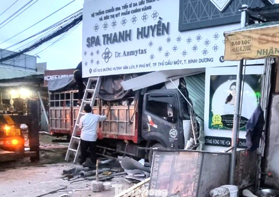 Xe tải lao vào cơ sở thẩm mỹ Xe tải lao vào cơ sở thẩm mỹ