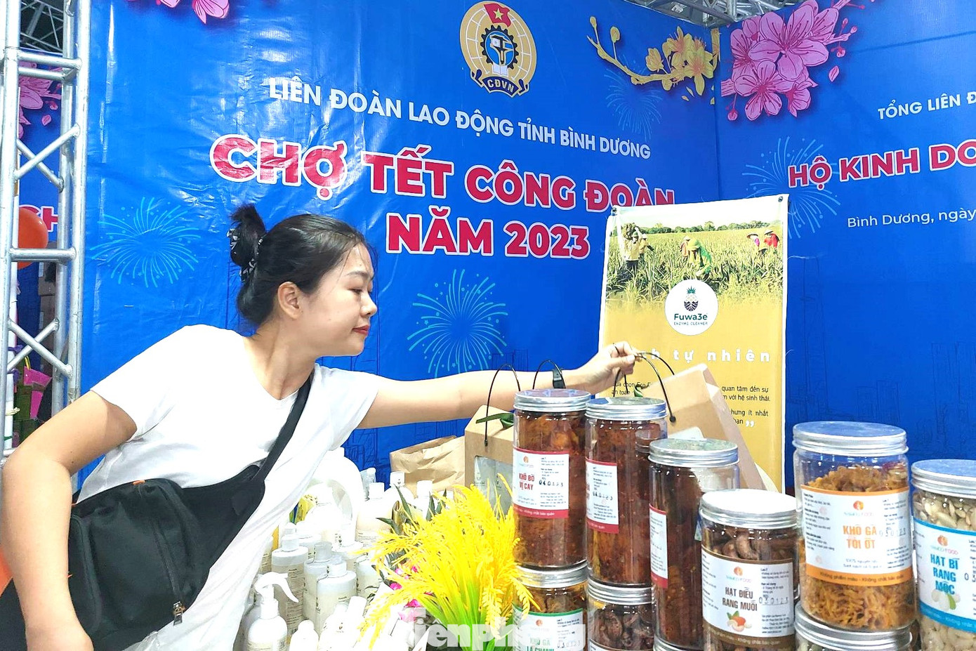 Tổng LĐLĐ Việt Nam tặng 2.500 phiếu mua hàng, mỗi phiếu có giá trị 300 nghìn đồng cho đoàn viên và công nhân lao động có hoàn cảnh đặc biệt khó khăn để mua hàng tại chợ Tết.