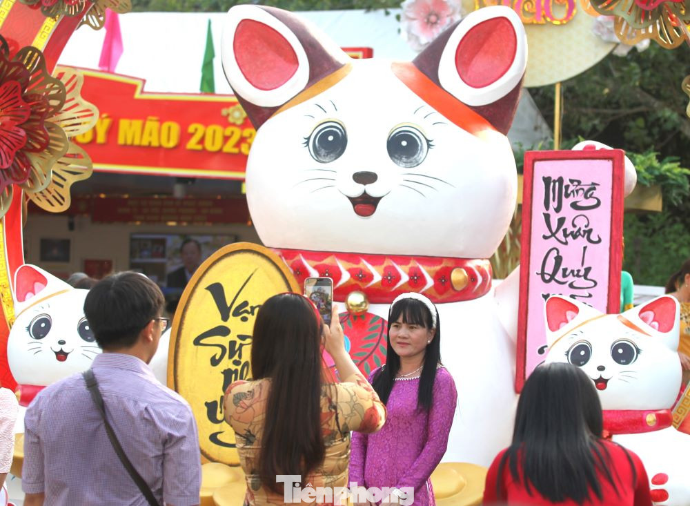 Để người dân, nhất là công nhân lao động xa quê đón Tết vui vẻ, Bình Dương thực hiện các chương trình văn nghệ phục vụ nhân dân tại khu vực Sân khấu Công viên Thành phố mới sẽ diễn ra xuyên suốt 3 đêm từ ngày 22/1 đến 24/1 (từ ngày mùng 1 Tết đến ngày mùng 3 Tết). Để người dân, nhất là công nhân lao động xa quê đón Tết vui vẻ, Bình Dương thực hiện các chương trình văn nghệ phục vụ nhân dân tại khu vực Sân khấu Công viên Thành phố mới sẽ diễn ra xuyên suốt 3 đêm từ ngày 22/1 đến 24/1 (từ ngày mùng 1 Tết đến ngày mùng 3 Tết).