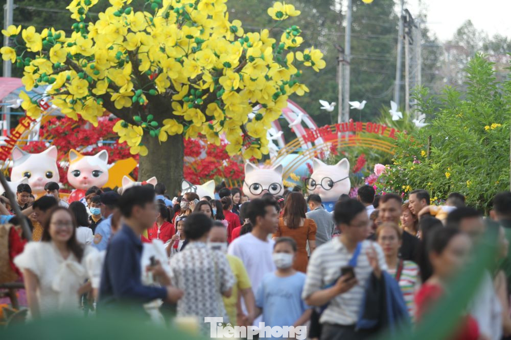 Đối với công nhân lao động không về quê ăn Tết, ngành chức năng tỉnh Bình Dương đến các khu nhà trọ tặng quà. Tổ chức Công đoàn phối hợp với các đơn vị sở, ngành tổ chức các đêm văn nghệ phục vụ đời sống tinh thần cho người lao động. Đối với công nhân lao động không về quê ăn Tết, ngành chức năng tỉnh Bình Dương đến các khu nhà trọ tặng quà. Tổ chức Công đoàn phối hợp với các đơn vị sở, ngành tổ chức các đêm văn nghệ phục vụ đời sống tinh thần cho người lao động.