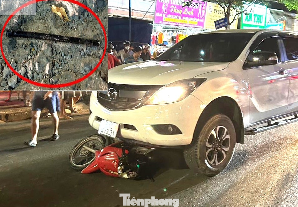 Hung khí tài xế ô tô bán tải dùng để tấn công người dân (ảnh nhỏ) và hiện trường vụ va chạm (ảnh lớn) Hung khí tài xế ô tô bán tải dùng để tấn công người dân (ảnh nhỏ) và hiện trường vụ va chạm (ảnh lớn)