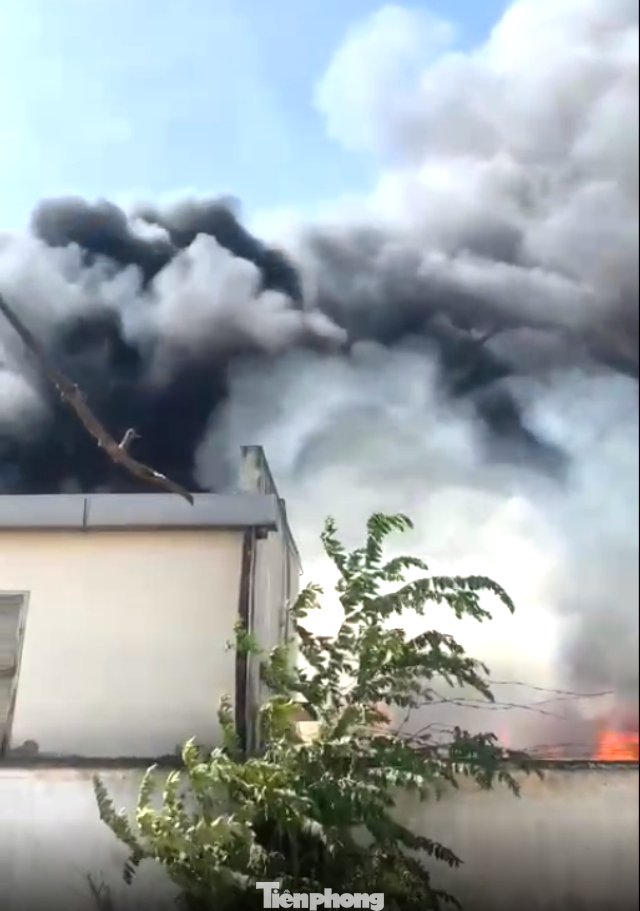 Khói lửa bao trùm khu vực nhà xưởng Khói lửa bao trùm khu vực nhà xưởng