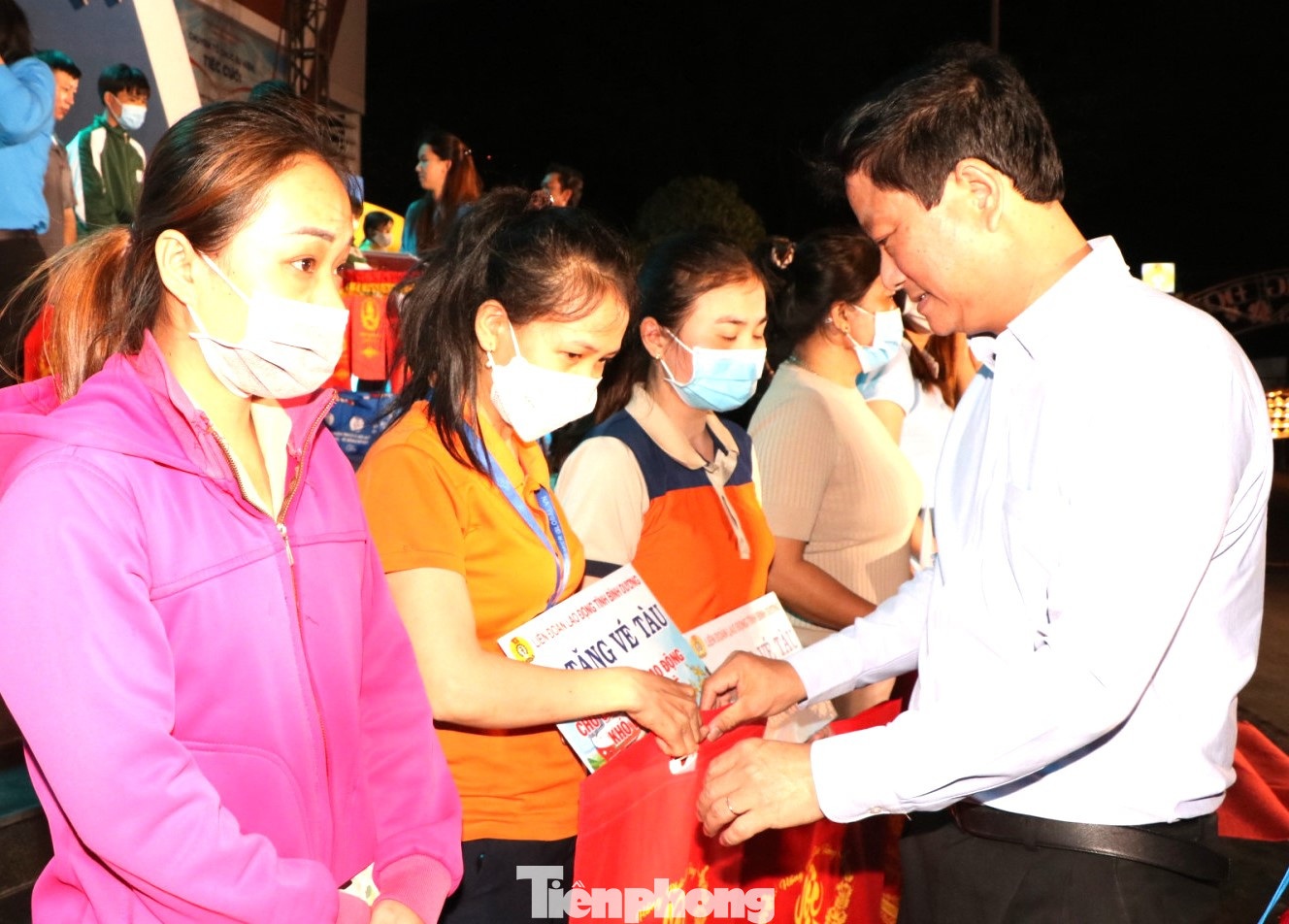 Chủ tịch UBND tỉnh Bình Dương Võ Văn Minh tặng quà và vé tàu cho công nhân về quê ăn Tết