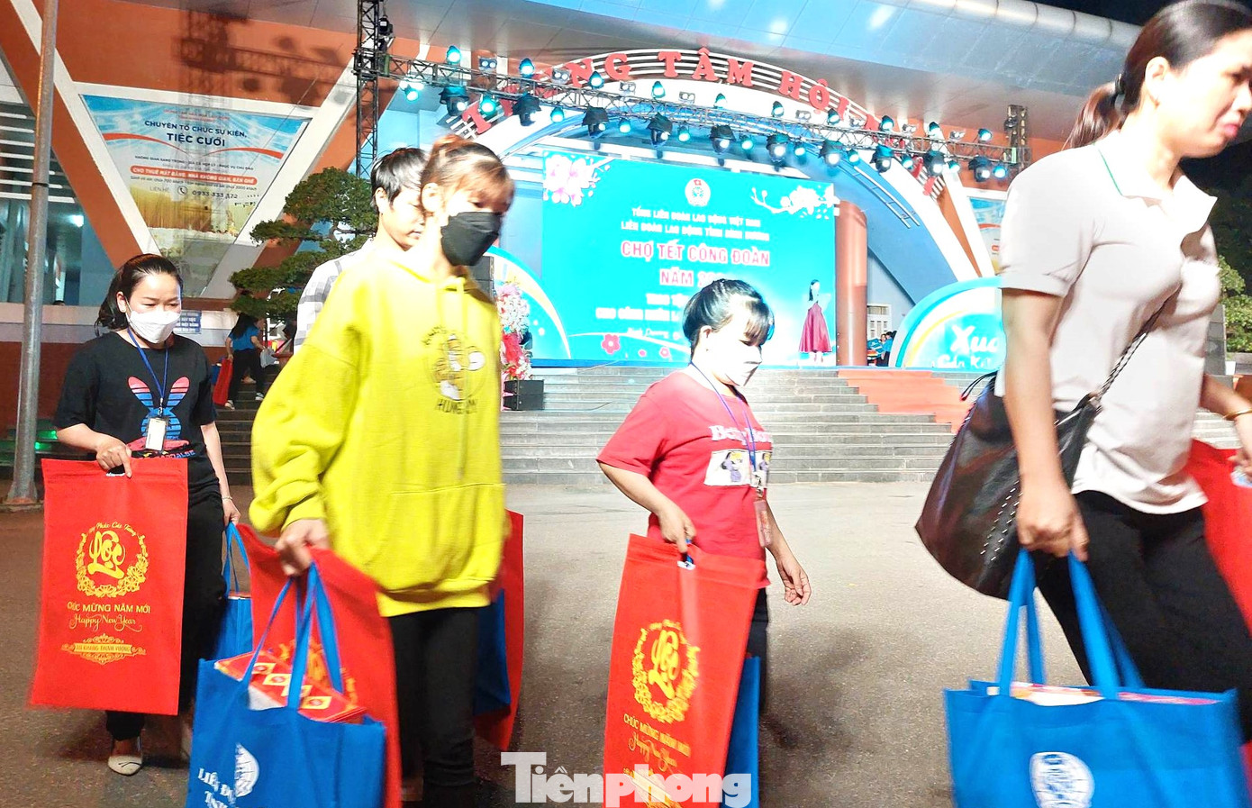 Chợ Tết Công đoàn diễn ra trong 3 ngày (từ 6 đến 8/1) với quy mô hơn 70 gian hàng là hàng hóa thiết yếu được bán mức giá ưu đãi và đặc biệt có gian hàng giá 0 đồng giúp đoàn viên, người lao động và người dân địa phương có hoàn cảnh khó khăn mua sắm.