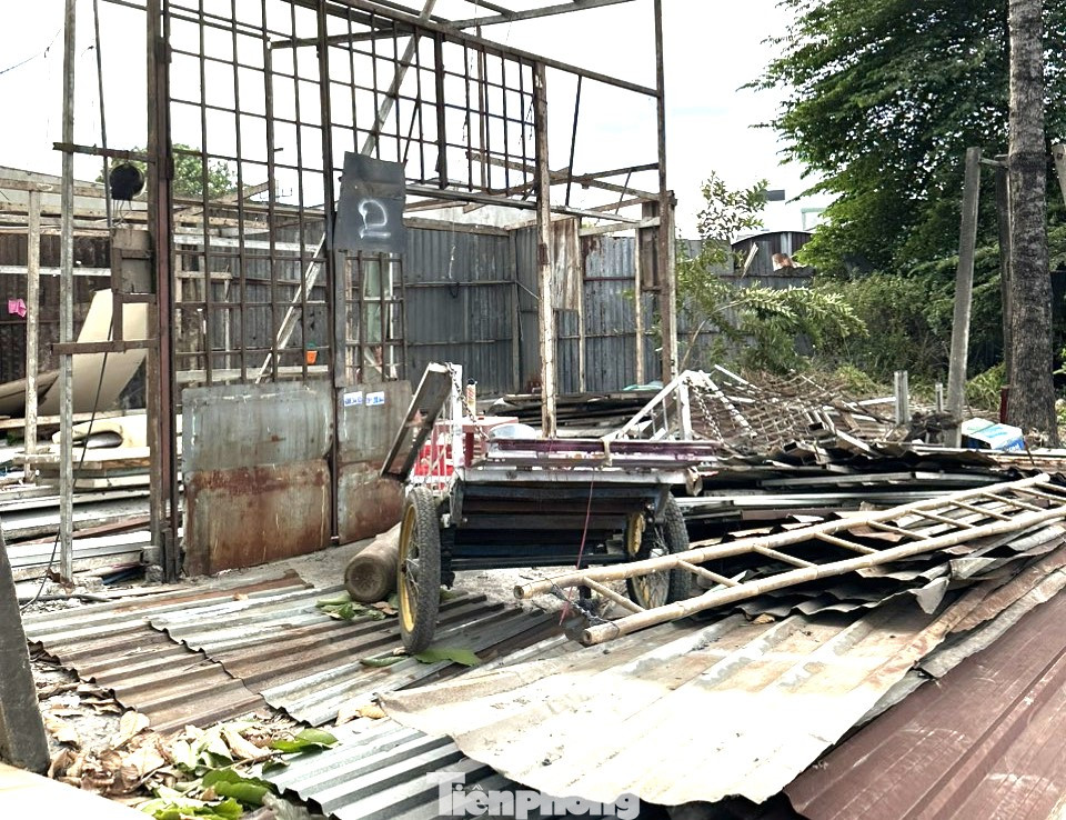 Sau khi được vận động, chủ quán cà phê bên đường Mỹ Phước Tân Vạn tự nguyện tháo dỡ