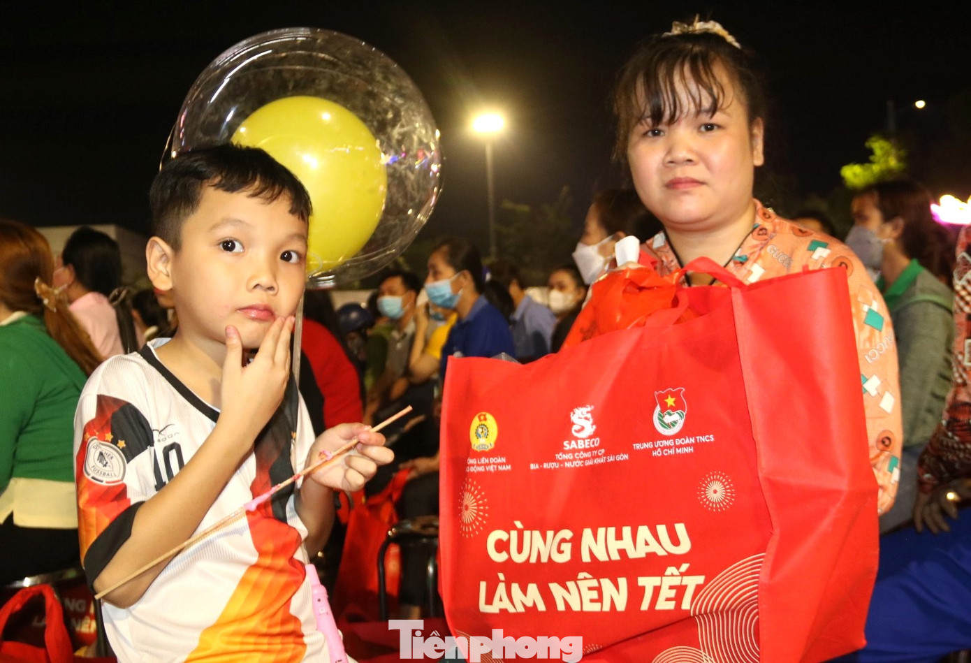 Ngoài ra, các công nhân còn được tham gia ngày hội "Cùng nhau làm nên Tết” với các hoạt động hấp dẫn như trang trí Tết, gói bánh chưng, văn nghệ, các trò chơi dân gian cũng như mua sắm quần áo và đồ dùng ngày Tết với giá ưu đãi tại các gian hàng “0 đồng”, gian hàng giá gốc...