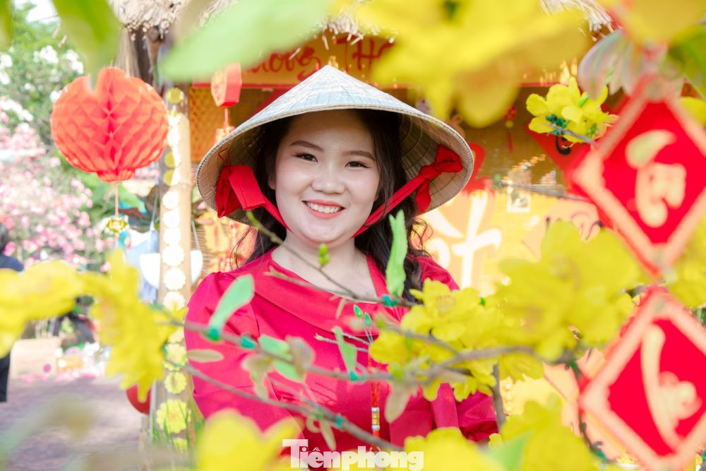 Chụp ảnh lưu giữ thanh xuân bên cành mai vàng Chụp ảnh lưu giữ thanh xuân bên cành mai vàng