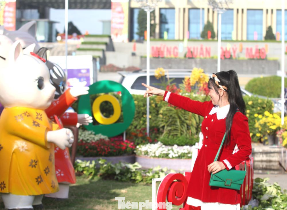 Từ ngày 18/1 đến ngày 26/1 (từ ngày 27/12 âm lịch đến mùng 5 Tết), tại đường Lê Lợi (trước Trung tâm Hành chính tỉnh Bình Dương - khu vực phần đường phía Công viên) sẽ diễn ra Đường hoa, Hội Hoa xuân, Hội Báo xuân. Từ ngày 18/1 đến ngày 26/1 (từ ngày 27/12 âm lịch đến mùng 5 Tết), tại đường Lê Lợi (trước Trung tâm Hành chính tỉnh Bình Dương - khu vực phần đường phía Công viên) sẽ diễn ra Đường hoa, Hội Hoa xuân, Hội Báo xuân.