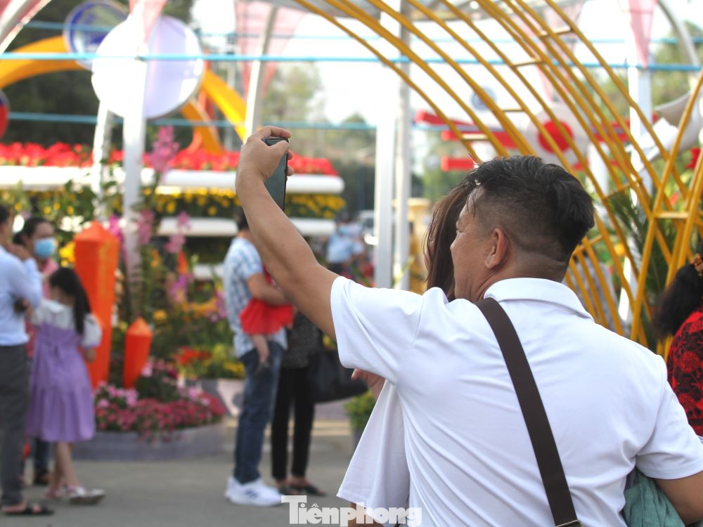 Trong các đêm từ mùng 1 đến mùng 3 Tết (từ ngày 22/1 đến 24/1), Trung tâm Văn hóa - Nghệ thuật tỉnh Bình Dương sẽ tổ chức chương trình ca múa nhạc tổng hợp mừng Xuân Quý Mão 2023. Đồng thời chương trình biểu diễn lân – sư – rồng diễn ra trong 3 đêm từ mùng 4 đến mùng 6 Tết. Trong các đêm từ mùng 1 đến mùng 3 Tết (từ ngày 22/1 đến 24/1), Trung tâm Văn hóa - Nghệ thuật tỉnh Bình Dương sẽ tổ chức chương trình ca múa nhạc tổng hợp mừng Xuân Quý Mão 2023. Đồng thời chương trình biểu diễn lân – sư – rồng diễn ra trong 3 đêm từ mùng 4 đến mùng 6 Tết.