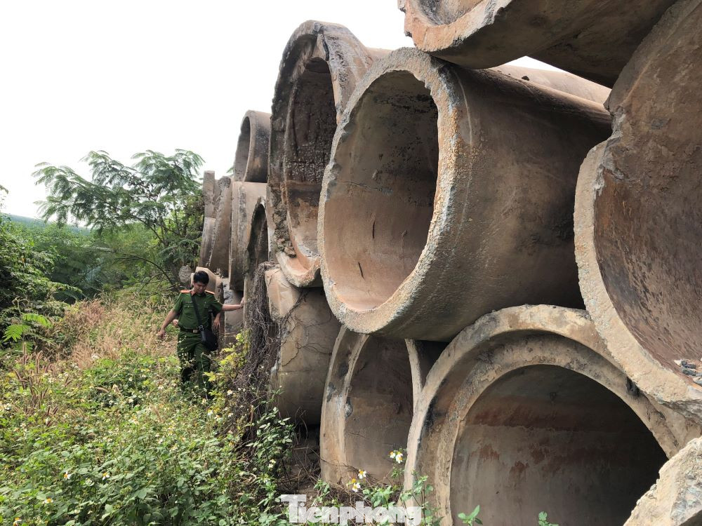 Công an địa phương kiểm tra khu vực ống cống để xử lý tình trạng người nghiện hút tá túc, sử dụng ma túy Công an địa phương kiểm tra khu vực ống cống để xử lý tình trạng người nghiện hút tá túc, sử dụng ma túy