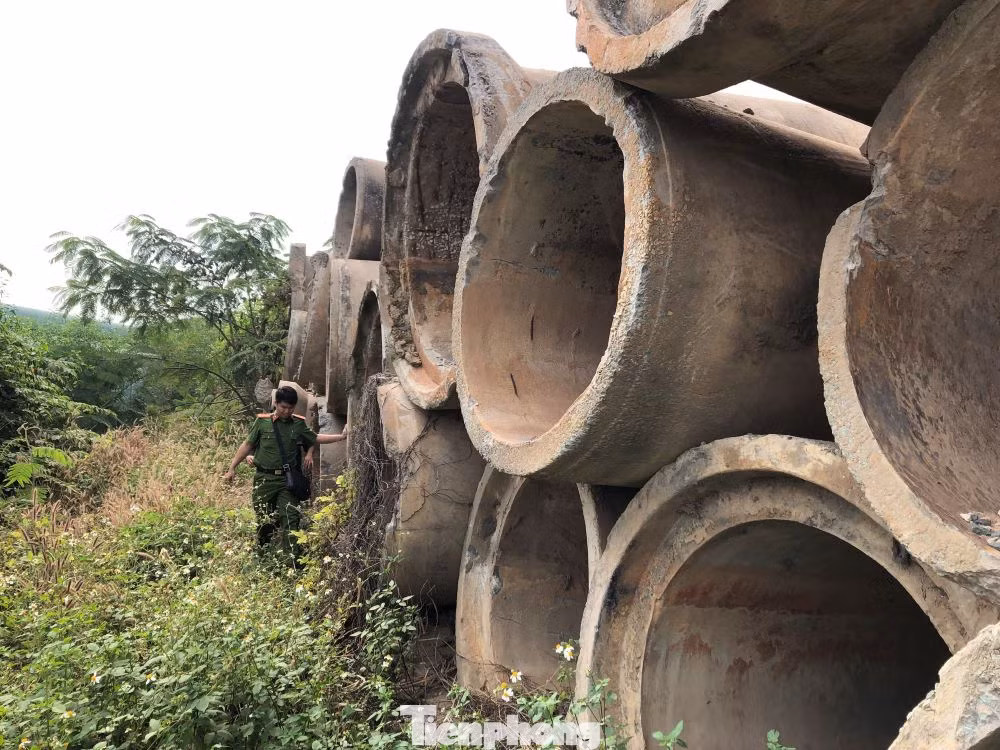 Công an địa phương kiểm tra khu vực ống cống để xử lý tình trạng người nghiện hút tá túc, sử dụng ma túy Công an địa phương kiểm tra khu vực ống cống để xử lý tình trạng người nghiện hút tá túc, sử dụng ma túy