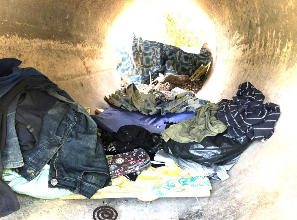 Chỗ ngủ của những người đàn ông trong ống cống Chỗ ngủ của những người đàn ông trong ống cống