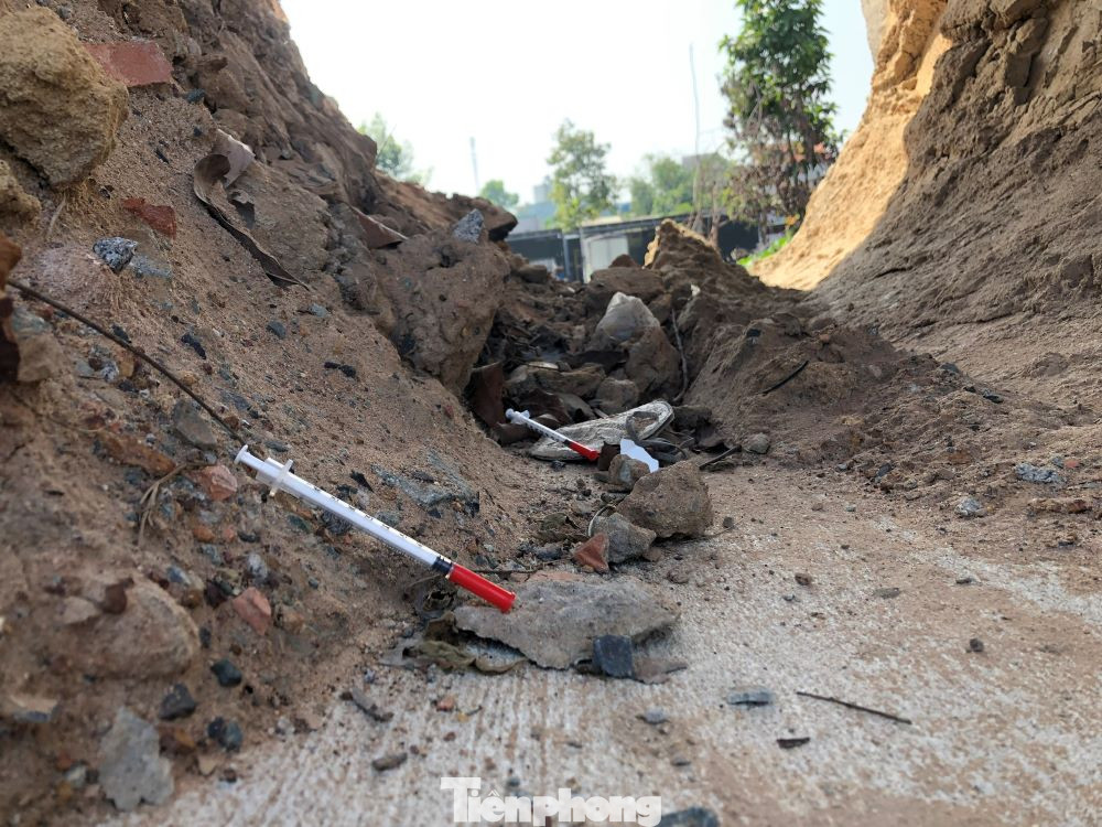 Kim tiêm trong khu vực bãi ống cống cũ Kim tiêm trong khu vực bãi ống cống cũ