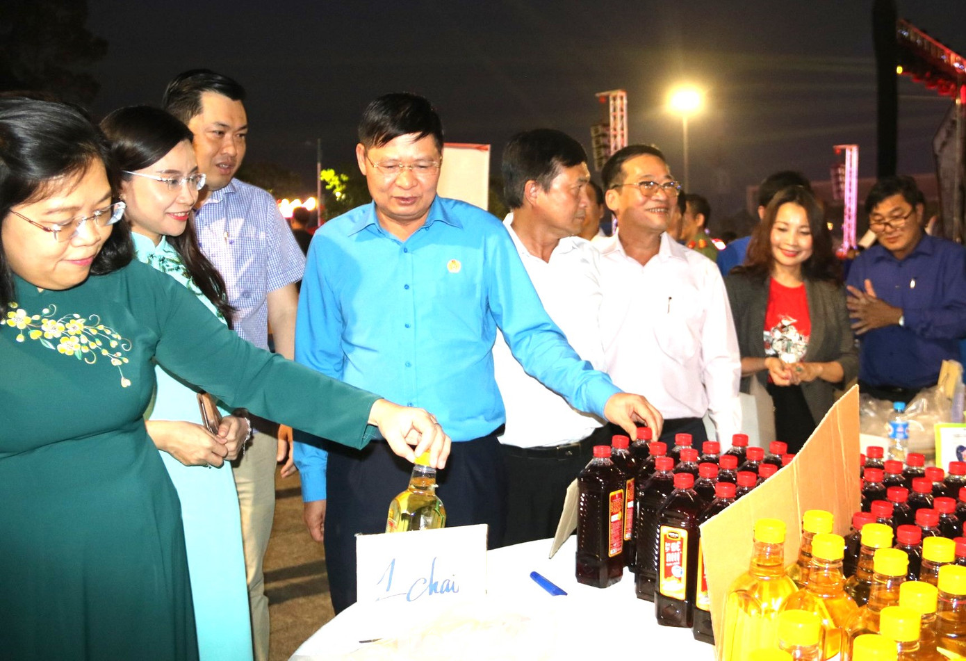 Các đại biểu tham quan gian hàng thiết yếu dành cho công nhân lao động