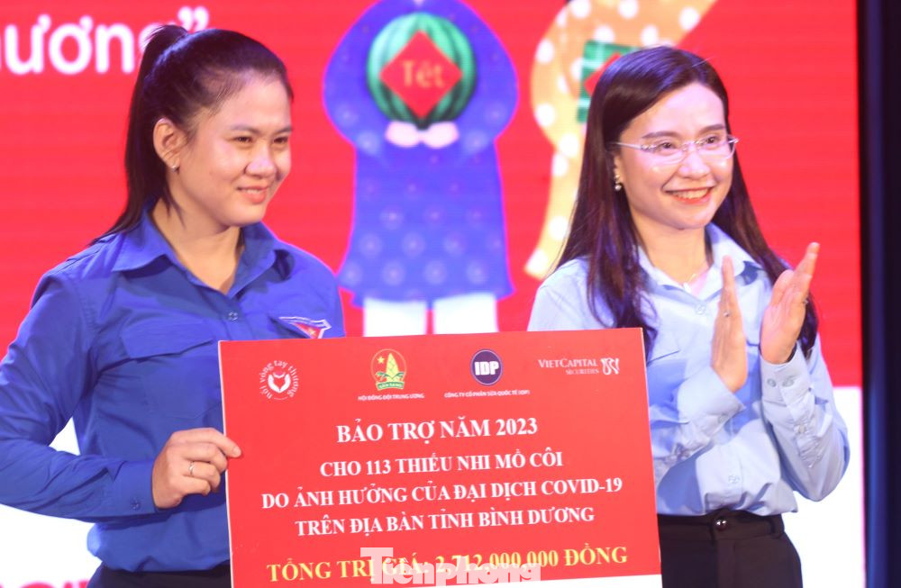 Chị Trần Thị Diễm Trinh - Bí thư Tỉnh Đoàn Bình Dương (trái) nhận bảng tượng trưng bảo trợ năm 2023 từ chị Nguyễn Phạm Duy Trang - Bí thư Trung ương Đoàn, Chủ tịch Hội đồng Đội Trung ương