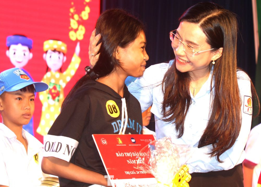 Bí thư Trung ương Đoàn, Chủ tịch Hội đồng Đội Trung ương Nguyễn Phạm Duy Trang tặng quà cho thiếu nhi