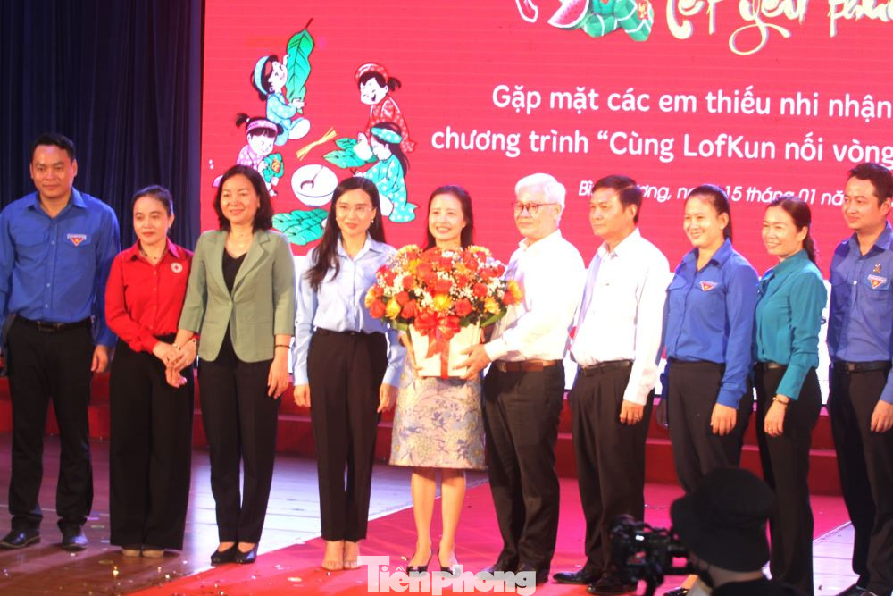 Các đại biểu chụp hình lưu niệm tại chương trình