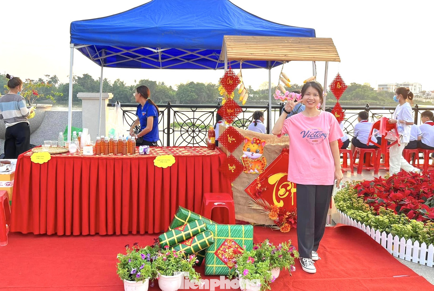 Bạn trẻ thích thú chụp ảnh lưu niệm Bạn trẻ thích thú chụp ảnh lưu niệm