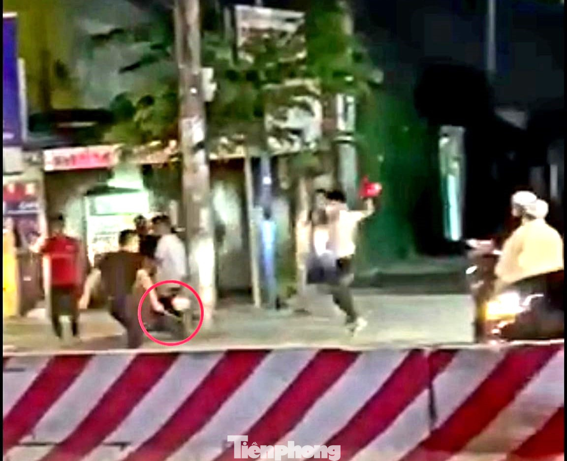 Tài xế hung hăng cầm hung khí tấn công những người truy đuổi trên đường Tài xế hung hăng cầm hung khí tấn công những người truy đuổi trên đường