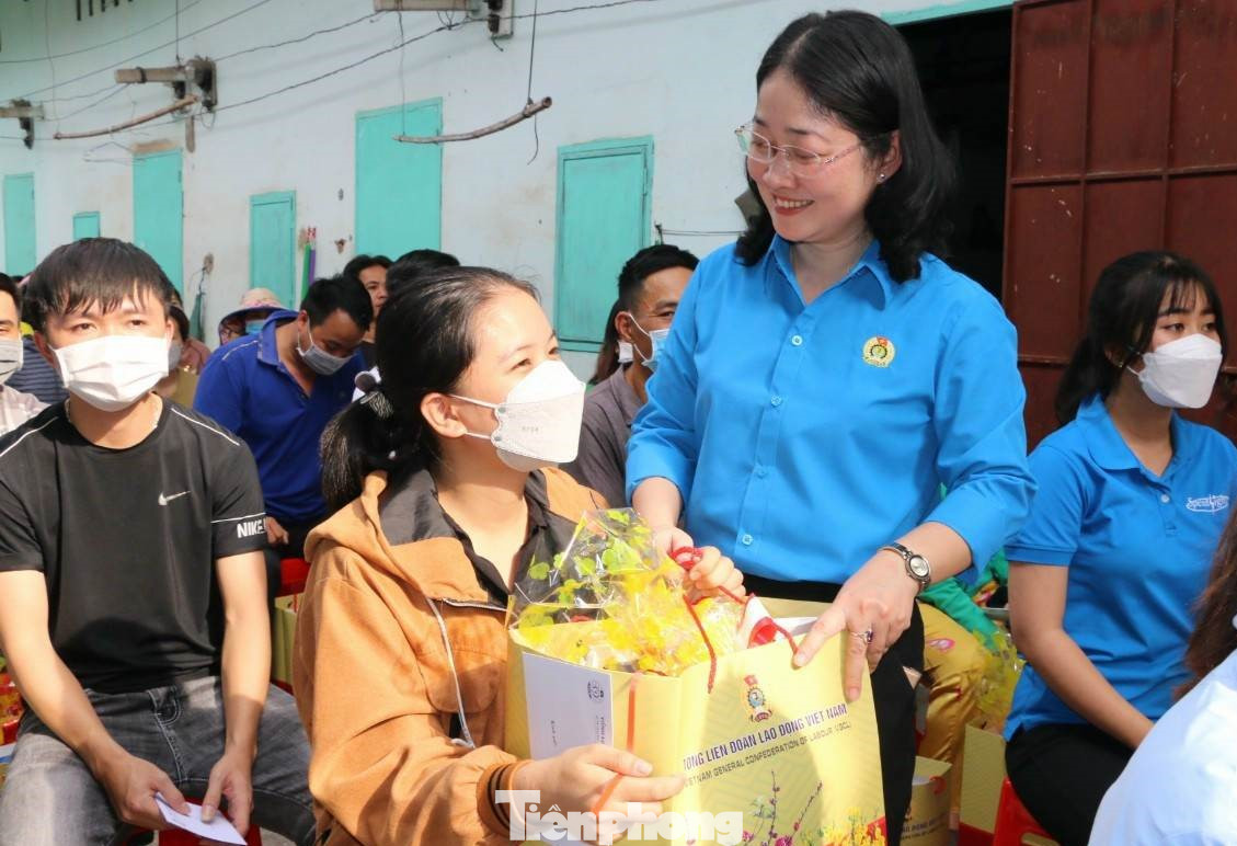 Chủ tịch LĐLĐ tỉnh Bình Dương Nguyễn Kim Loan tặng quà cho công nhân Chủ tịch LĐLĐ tỉnh Bình Dương Nguyễn Kim Loan tặng quà cho công nhân