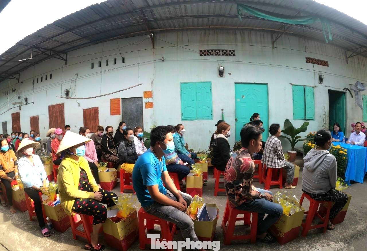 Tại đây, Phó Trưởng ban Thường trực Ban Dân vận Trung ương đã ân cần hỏi thăm và trao 100 phần quà (mỗi phần 1 triệu đồng và quà Tết) cho những gia đình công nhân có hoàn cảnh đặc biệt khó khăn. Tại đây, Phó Trưởng ban Thường trực Ban Dân vận Trung ương đã ân cần hỏi thăm và trao 100 phần quà (mỗi phần 1 triệu đồng và quà Tết) cho những gia đình công nhân có hoàn cảnh đặc biệt khó khăn.