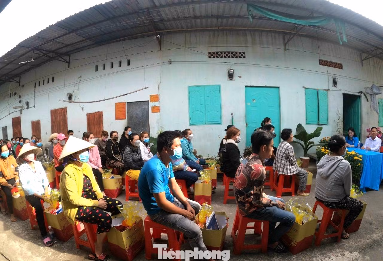 Tại đây, Phó Trưởng ban Thường trực Ban Dân vận Trung ương đã ân cần hỏi thăm và trao 100 phần quà (mỗi phần 1 triệu đồng và quà Tết) cho những gia đình công nhân có hoàn cảnh đặc biệt khó khăn.
