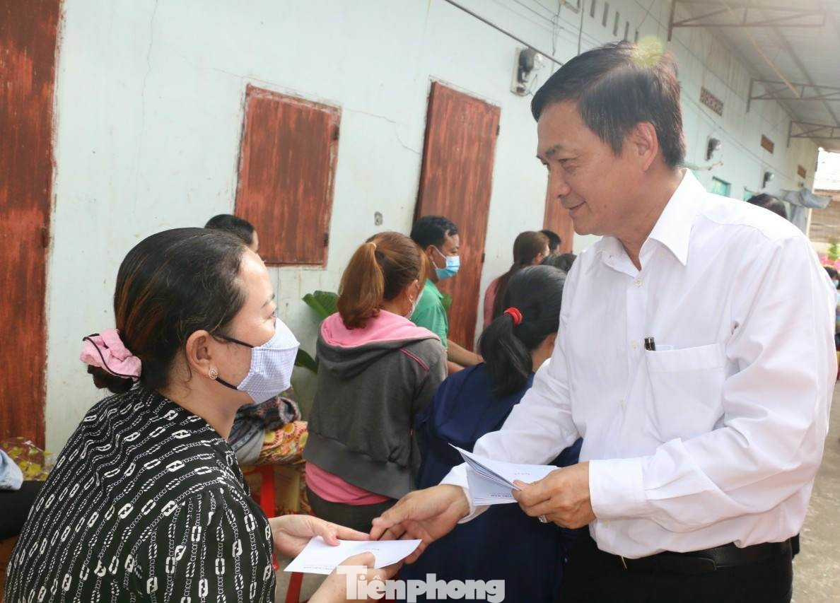 Ông Nguyễn Văn Lộc - Trưởng Ban Dân vận Tỉnh ủy, Chủ tịch UBMTTQVN tỉnh Bình Dương tặng quà cho công nhân Ông Nguyễn Văn Lộc - Trưởng Ban Dân vận Tỉnh ủy, Chủ tịch UBMTTQVN tỉnh Bình Dương tặng quà cho công nhân