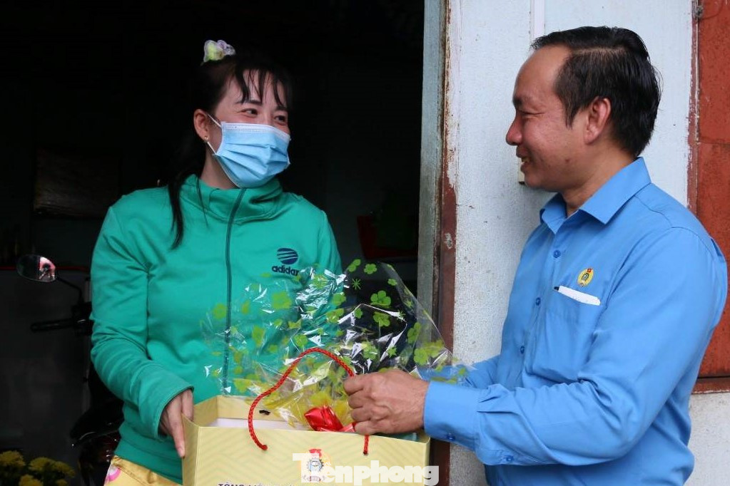 Công nhân ở lại Bình Dương ăn Tết được tặng quà tại phòng trọ Công nhân ở lại Bình Dương ăn Tết được tặng quà tại phòng trọ