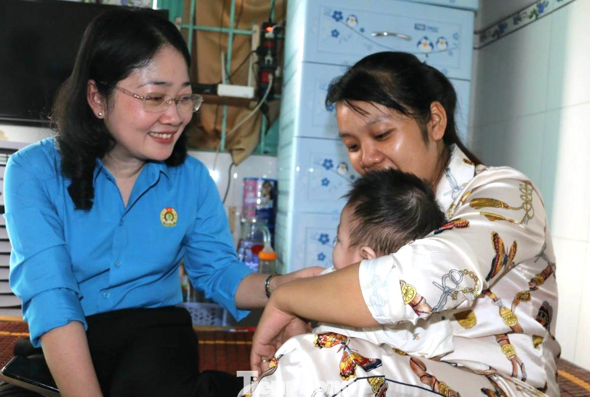 Bà Nguyễn Kim Loan – Chủ tịch LĐLĐ tỉnh Bình Dương cho biết, dịp Tết Nguyên đán 2023, Bình Dương trích 46,5 tỷ đồng, công đoàn các cấp trích hơn 300 tỷ đồng để chăm lo cho người lao động có hoàn cảnh khó khăn. Bà Nguyễn Kim Loan – Chủ tịch LĐLĐ tỉnh Bình Dương cho biết, dịp Tết Nguyên đán 2023, Bình Dương trích 46,5 tỷ đồng, công đoàn các cấp trích hơn 300 tỷ đồng để chăm lo cho người lao động có hoàn cảnh khó khăn.