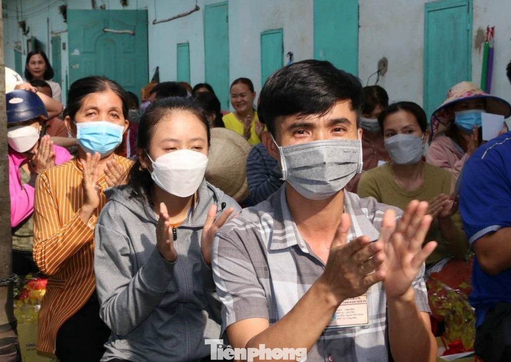 Tại khu nhà trọ ở khu phố 2, phường Tân Định, thị xã Bến Cát, tỉnh Bình Dương, ông Phạm Tất Thắng chia sẻ những khó khăn trong công việc và đời sống mà người lao động xa quê phải đối diện trong năm qua. Tại khu nhà trọ ở khu phố 2, phường Tân Định, thị xã Bến Cát, tỉnh Bình Dương, ông Phạm Tất Thắng chia sẻ những khó khăn trong công việc và đời sống mà người lao động xa quê phải đối diện trong năm qua.