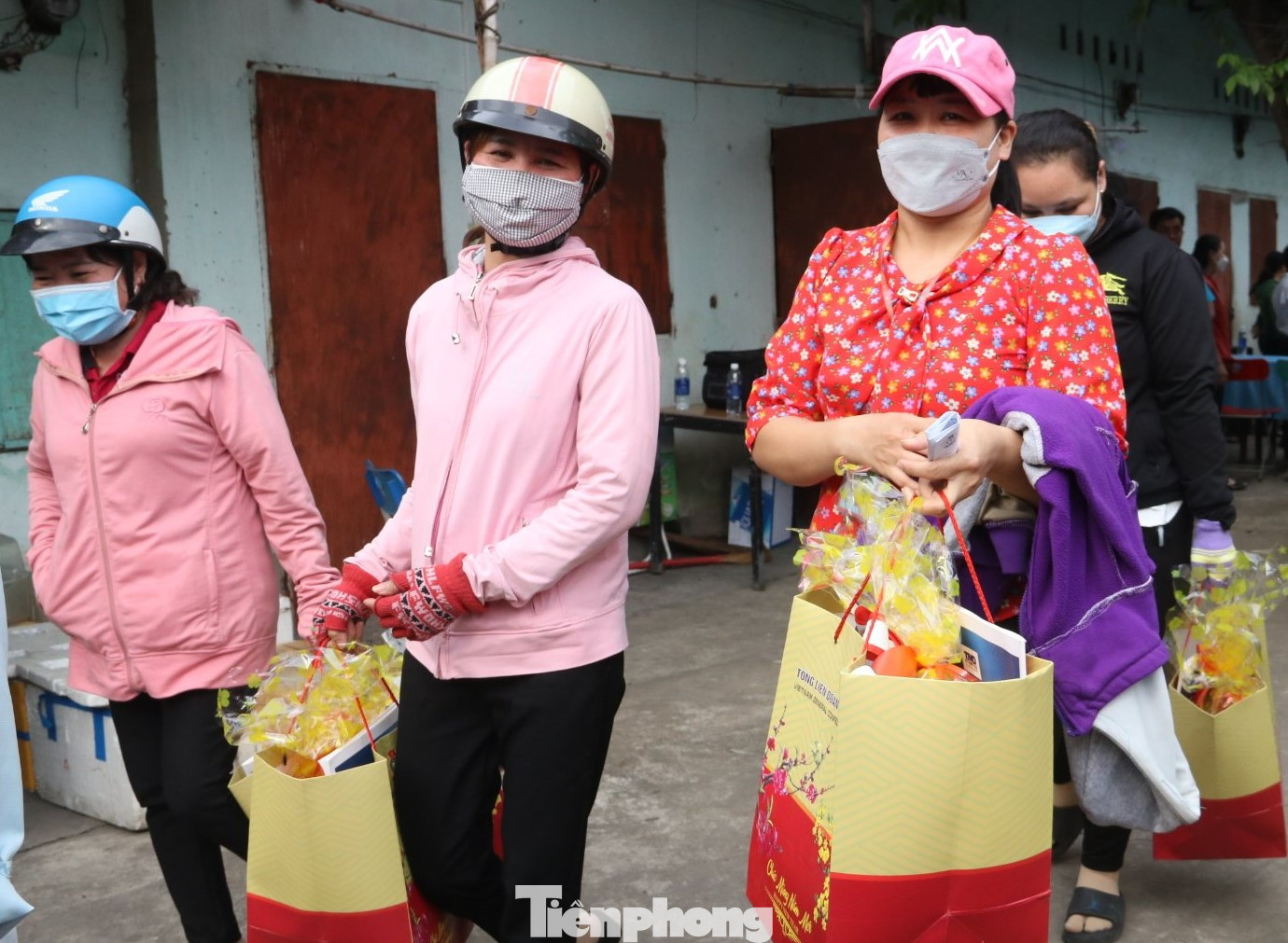 Được tặng quà dịp Tết, chị Mai Lan (quê Cà Mau, công nhân đang ở trọ tại Bình Dương) cho biết, chị rất vui, xúc động. “Món quà không chỉ hỗ trợ về vật chất mà còn là sự động viên tinh thần đúng lúc. Vì điều kiện và hoàn cảnh gia đình nên tôi quyết định ở lại Bình Dương ăn Tết. Về quê được tặng vé xe miễn phí nhưng cũng phải tiêu tốn nhiều chi phí khác dịp Tết nên tôi cũng băn khoăn rồi quyết định ở lại”, chị Mai Lan chia sẻ. Được tặng quà dịp Tết, chị Mai Lan (quê Cà Mau, công nhân đang ở trọ tại Bình Dương) cho biết, chị rất vui, xúc động. “Món quà không chỉ hỗ trợ về vật chất mà còn là sự động viên tinh thần đúng lúc. Vì điều kiện và hoàn cảnh gia đình nên tôi quyết định ở lại Bình Dương ăn Tết. Về quê được tặng vé xe miễn phí nhưng cũng phải tiêu tốn nhiều chi phí khác dịp Tết nên tôi cũng băn khoăn rồi quyết định ở lại”, chị Mai Lan chia sẻ.