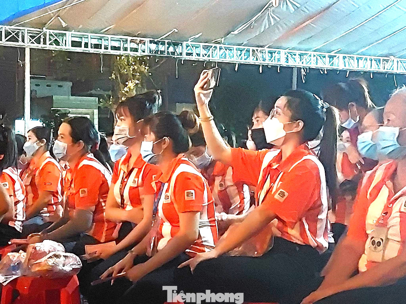 Công nhân lao động đến tham dự Chợ Tết Công đoàn