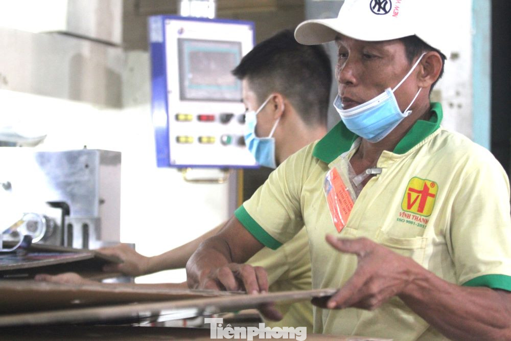“Vào thời điểm dịch bệnh, chúng tôi làm làm việc '3 tại chỗ', nhờ đó tất cả xem nhau như người trong gia đình. Ở công ty, từ lãnh đạo đến công nhân đều hòa đồng, luôn giúp đỡ nhau khi cần”, anh Hoàn cho biết.
