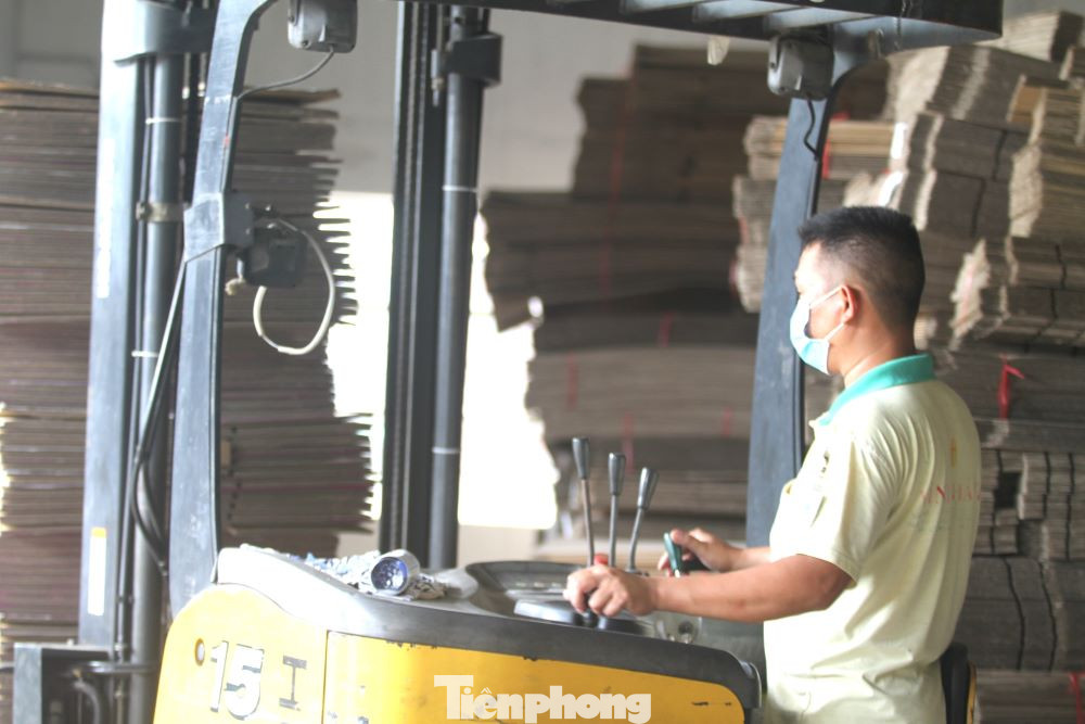 Được biết, vào thời điểm dịch bệnh, Công ty Earth Corporation Việt Nam đã thưởng thêm 5,5 triệu đồng cho khoảng 200 công nhân ở lại nhà máy tránh dịch làm việc.