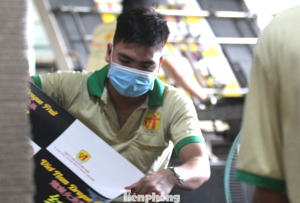 Quê ở An Giang, anh Trương Huỳnh Khải Hoàn đến Bình Dương làm công nhân tại Công ty TNHH Bao bì Vĩnh Thành (phường Tân Phước Khánh, TX. Tân Uyên) hơn 7 năm. Anh Hoàn chia sẻ rằng, trong ngày làm việc cuối cùng trong năm, bản thân rất phấn khởi dù công việc đầy bộn bề.