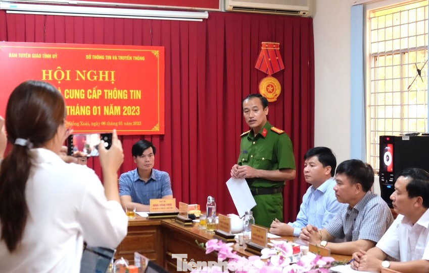 Đại diện Công an tỉnh Bình Phước thông tin tại họp báo Đại diện Công an tỉnh Bình Phước thông tin tại họp báo