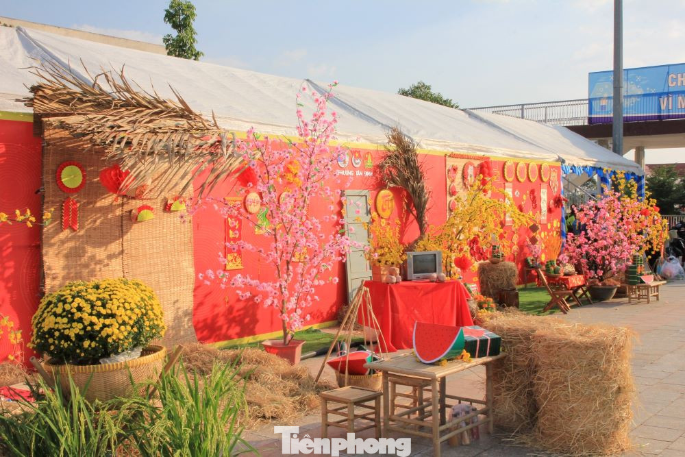 Với bàn tay khéo léo, các bạn trẻ Bình Dương tạo nên không khí xuân đầy sắc màu Với bàn tay khéo léo, các bạn trẻ Bình Dương tạo nên không khí xuân đầy sắc màu