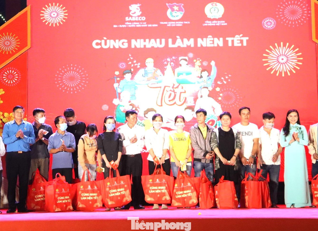 Tại chương trình, ban tổ chức đã trao 700 phần quà Tết (300.000 đồng tiền lì xì và 400.000 đồng nhu yếu phẩm).