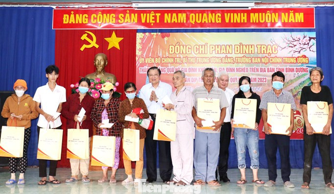 Trưởng Ban Nội chính Trung ương Phan Đình Trạc tặng quà các đối tượng chính sách, công nhân lao động có hoàn cảnh khó khăn