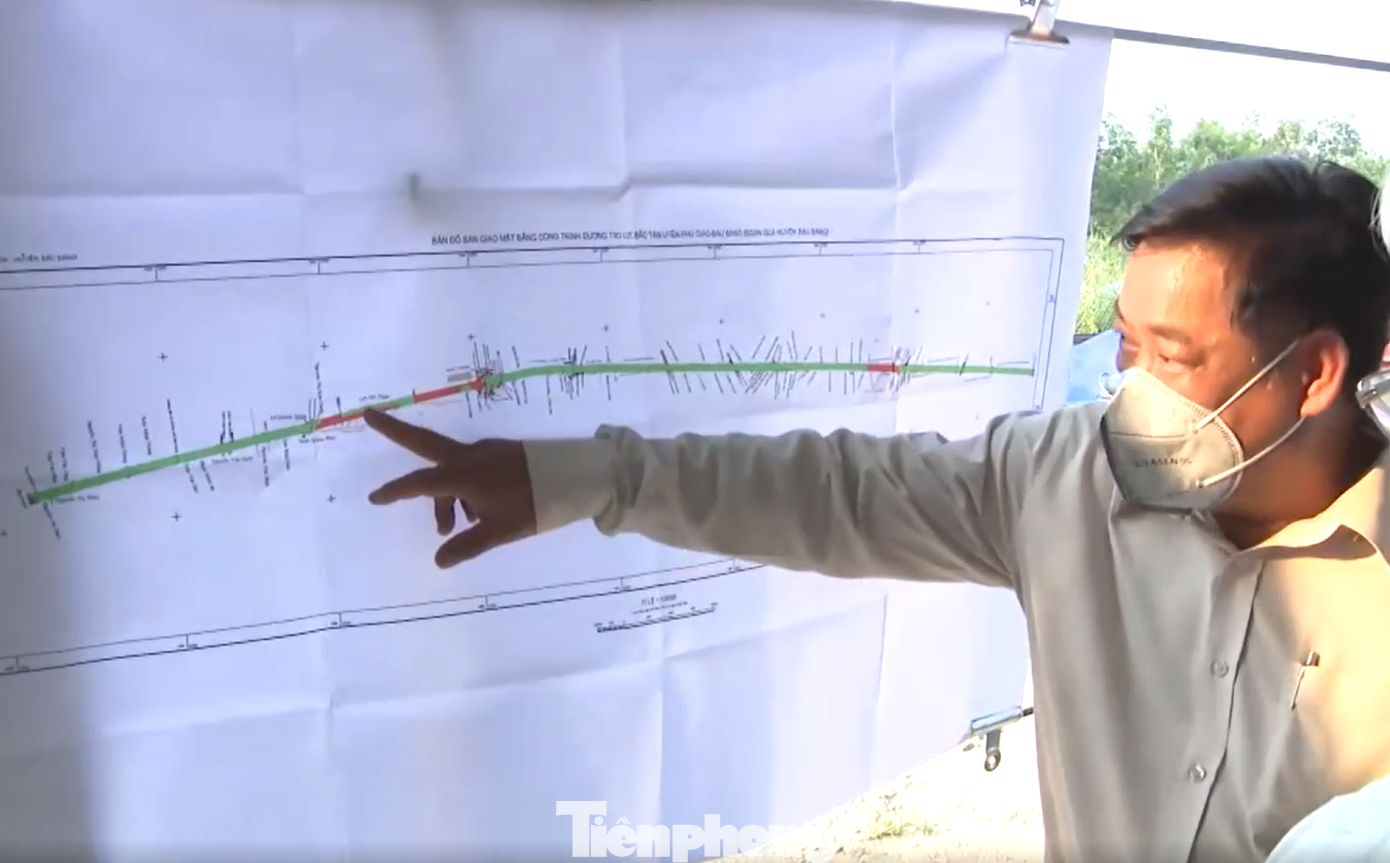 Trước đó, nhà thầu kiến nghị về thời gian hoàn thành một số đoạn trong dự án đến năm 2024. Tuy nhiên, Bí thư Tỉnh ủy Bình Dương Nguyễn Văn Lợi không đồng ý, đồng thời cho biết tỉnh sẽ tạo mọi điều kiện thuận lợi, trong đó có ngân sách. Ông yêu cầu các đơn vị thi công bằng mọi giá phải hoàn thành toàn bộ tuyến đường trong năm 2023 để đưa vào sử dụng. Trước đó, nhà thầu kiến nghị về thời gian hoàn thành một số đoạn trong dự án đến năm 2024. Tuy nhiên, Bí thư Tỉnh ủy Bình Dương Nguyễn Văn Lợi không đồng ý, đồng thời cho biết tỉnh sẽ tạo mọi điều kiện thuận lợi, trong đó có ngân sách. Ông yêu cầu các đơn vị thi công bằng mọi giá phải hoàn thành toàn bộ tuyến đường trong năm 2023 để đưa vào sử dụng.